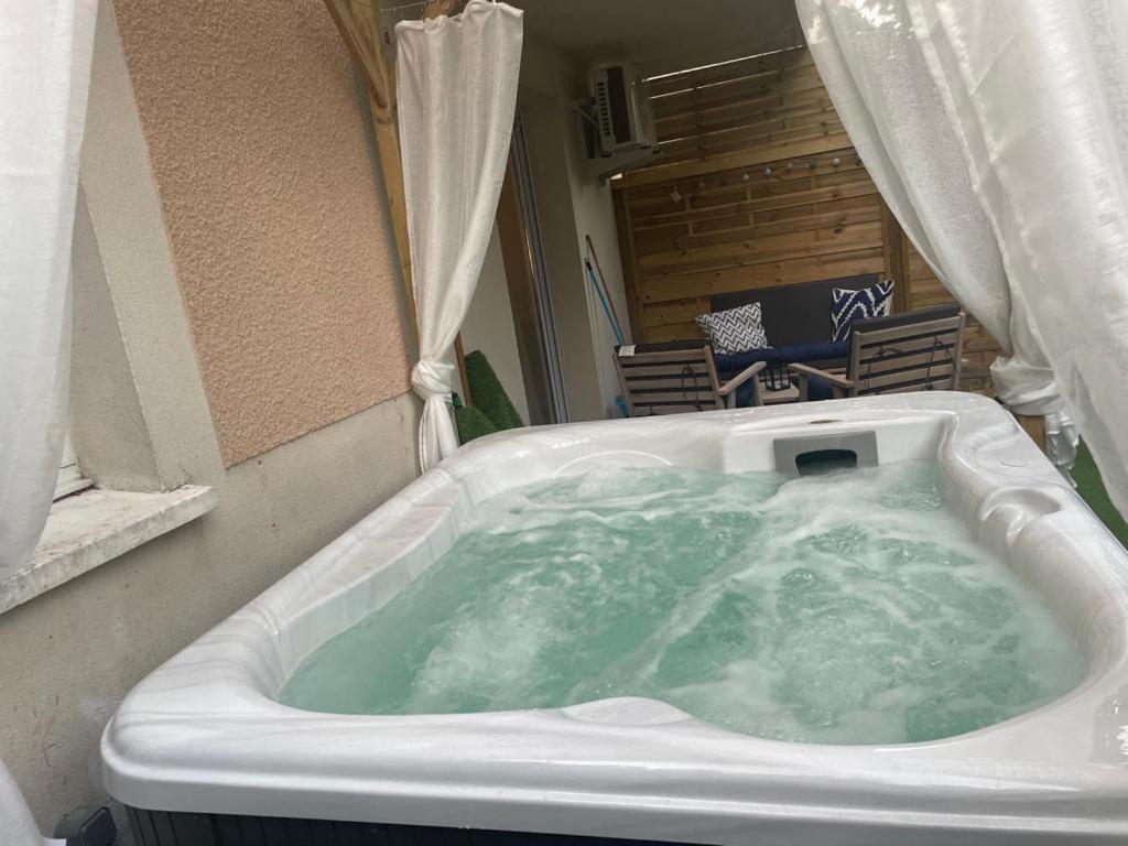 Suite Cosy&Jacuzzi Cenon Luaran gambar